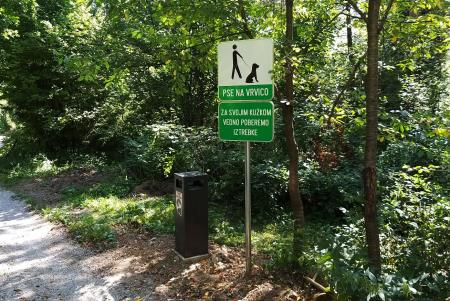 Koš za pasje iztrebke  Hacetova ulica proti Begunjam 1 foto Boštjan Otoničar